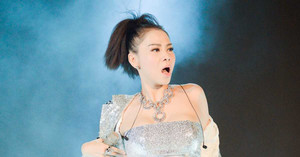 Thu Minh lột phăng áo khoe hình thể sexy