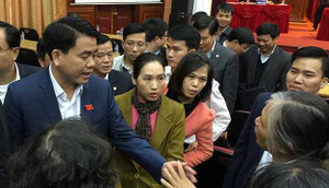 Dân 'vây' Chủ tịch Hà Nội Nguyễn Đức Chung sau buổi tiếp xúc cử tri