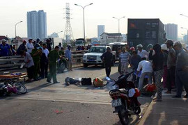 Container kéo lê xe máy, 2 người đàn ông chết tại chỗ