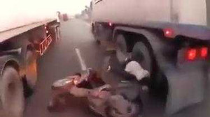 Clip: Khiếp đảm cảnh xe máy len vào giữa 2 xe tải ‘trêu ngươi’ tử thần
