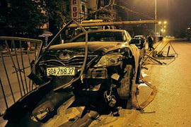 Hà Nội: Ủi cong hàng chục mét dải phân cách, tài xế bỏ xe chạy trốn