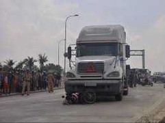 Container xuống dốc bất cẩn cán chết 2 người