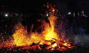 Sự kỳ bí của tục nhảy vào lửa