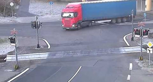 Kinh hoàng đầu kéo container bị đoàn tàu 'cắt ngọt' như cắt bánh