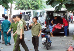 Hai thanh niên sàm sỡ rồi truy sát cô gái trẻ ở quán cà phê