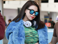 Trà Ngọc Hằng khoác áo lông giữa thời tiết nóng nực