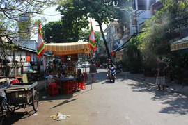 Cô gái bị truy sát ở quán cà phê: Xót xa lễ tang bên lề đường