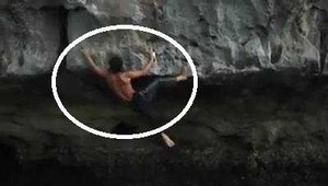Clip: Tròn mắt xem ‘Người Nhện’ Việt Nam đeo bám vách núi dựng đứng