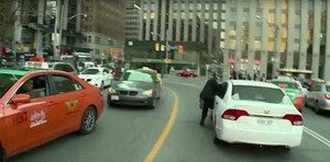 2.000 lái xe taxi biểu tình phản đối dịch vụ Uber ở Canada