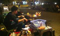 Giật mình với 'bí quyết' thu lãi khủng của những quán bánh ngô, khoai rán