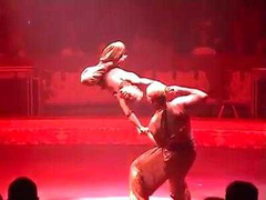 Clip: Kinh ngạc thiên tài nhí 9 tuổi nhào lộn như chong chóng