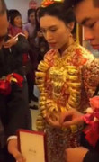 Cư dân mạng lại xôn xao với cô dâu suýt 'gãy cổ' vì vàng
