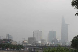 Sài Gòn mờ ảo giữa lớp sương mù: Chuyên gia cảnh báo nguy cơ nhiễm bệnh