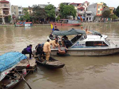 Kẻ 'ngáo đá' lao đầu vào xe máy, nhảy xuống sông giữa trời rét buốt