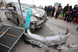 Phóng ngược chiều trên đường, xe chở gas tông nát đầu xe hơi