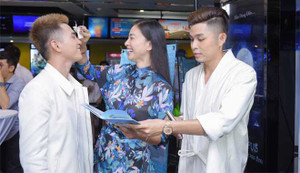 Ngô Thanh Vân lau mồ hôi cho học trò trong ngày ra mắt MV mới