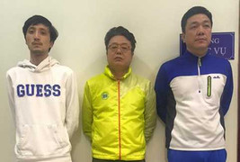 Bắt ba người Hàn Quốc dùng thẻ giả rút tiền ở Việt Nam