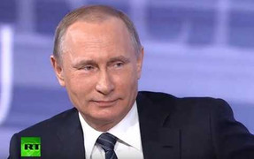 Nữ phóng viên khen Tổng thống Putin dáng chuẩn