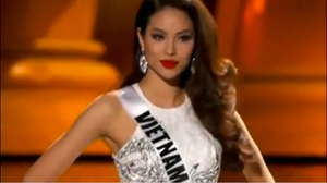 Phạm Hương khoe thần thái xuất thần tại bán kết Hoa hậu Hoàn vũ 2015