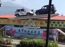 Thót tim xem ô tô chơi bập bênh 'không thể tin nổi'