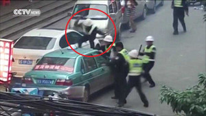 Clip: Bị tuýt còi, taxi ‘điên’ tông nhiều cảnh sát rồi bỏ chạy