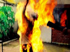 Mẹ lao vào ôm con trai 13 tháng tuổi bốc cháy ngùn ngụt