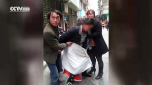 Clip: Người đi đường đỡ đẻ cho bà bầu ngay trên phố