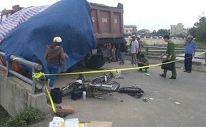 Đi mua đồ đám tang cho gia đình, 2 nữ sinh bị cán chết thảm