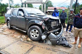 Ôtô chết máy giữa đường tàu, 5 người suýt mất mạng