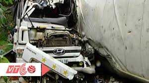 Xe tải đối đầu container trong sương mù