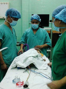 Bé 8 tháng tuổi nuốt mảnh kẽm vỉ thuốc tây