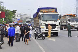 Hai chị em ruột chết thảm dưới gầm xe tải