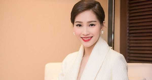 Đặng Thu Thảo hờ hững khoe vẻ quyến rũ với váy xẻ sâu