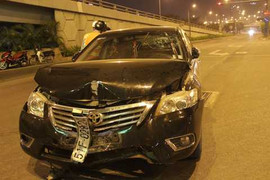 Tài xế kêu cứu trong xe sau cú tông mạnh vào con lươn đường