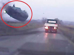 Clip: Cố vượt xe tải, xe con ‘santo’ 2 vòng trên không thảm khốc