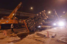 Hà Nội: Cần cẩu 'khổng lồ' đổ sập giữa đêm