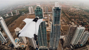 Video: Dựng tóc gáy xem cô gái mặc wingsuit bay qua khe hẹp giữa 2 nhà chọc trời