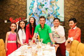 Đàm Vĩnh Hưng mời ca sĩ nhí tham quan vườn Noel tại biệt thự riêng