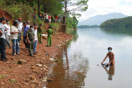 Bố mẹ chết bởi hàng chục vết đâm, con trai không báo công an, 'lặng lẽ' đưa về lo hậu sự