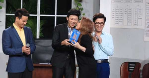 Hoài Linh bị khách mời 'cưỡng hôn' trên sân khấu