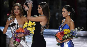 MC Hoa hậu Hoàn vũ 2015 bị chỉ trích vì gây tổn thương liên tiếp