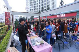 Con phố thời trang mùa lễ hội kích thích mọi giác quan