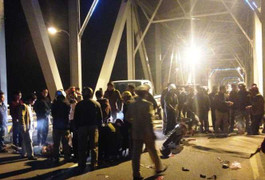 Xe máy lao vào nhau trên làn ô tô, bắn xa hàng chục mét