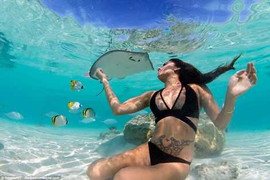 Thiếu nữ diện bikini 'khiêu vũ cùng thần chết' dưới đại dương