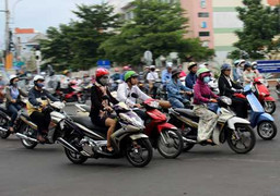 Trời trở lạnh, người Sài Gòn xúng xính áo ấm xuống đường