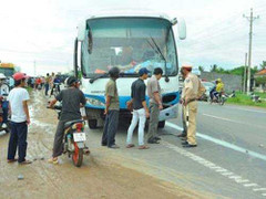 Xe khách gây tai nạn liên hoàn, tài xế bỏ trốn