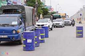 Hà Nội bỏ phân làn bằng thùng phuy