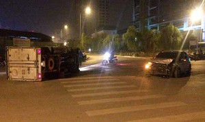 Xe con húc văng xe tải trong đêm ở Hà Nội