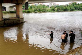Người nhái truy tìm người đàn ông nhảy cầu vì buồn chuyện gia đình
