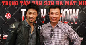 Johnny Trí Nguyễn tái xuất cực 'ngầu', đến chúc mừng Vân Sơn